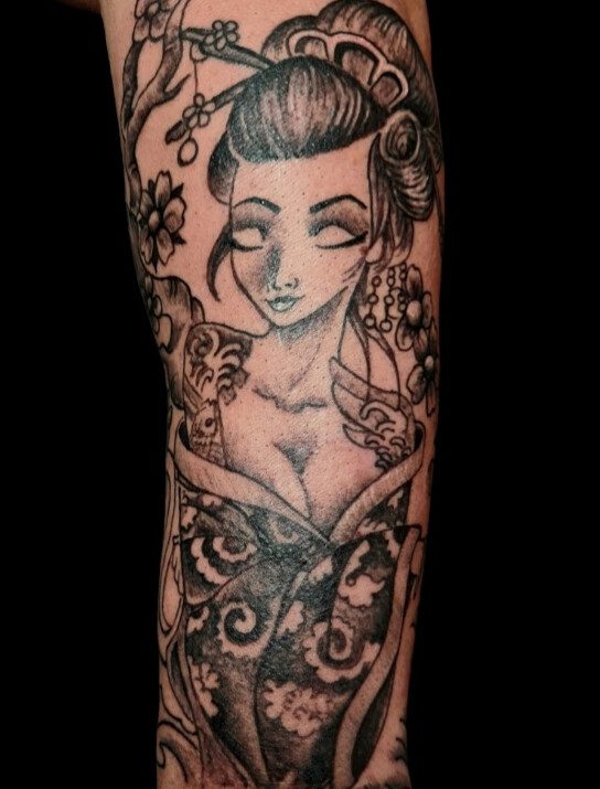 tatuaje-en-brazo-mujer