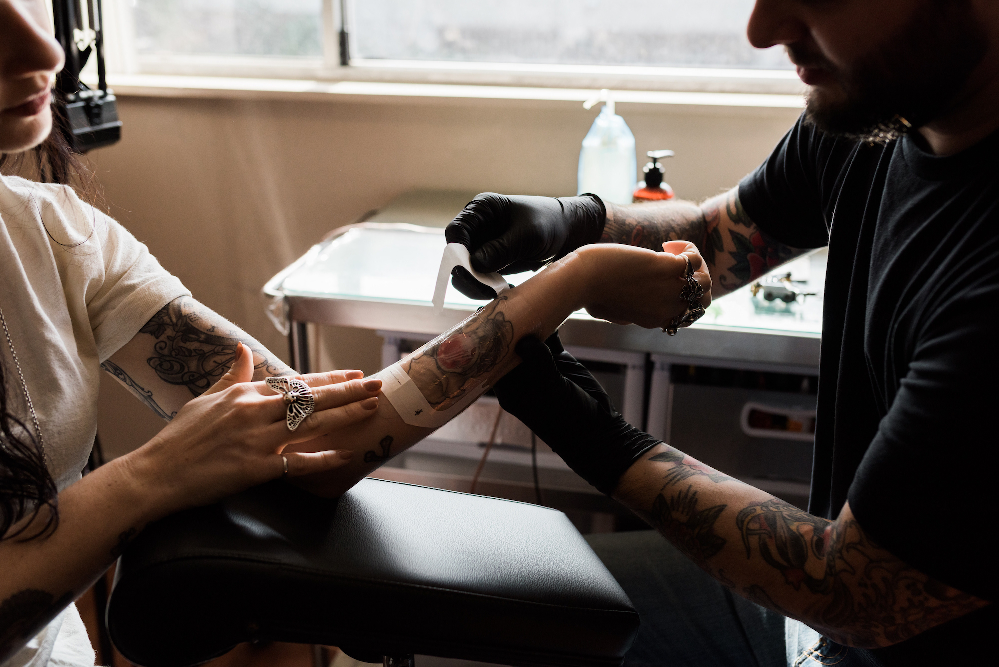 cómo cuidar adecuadamente un nuevo tatuaje
